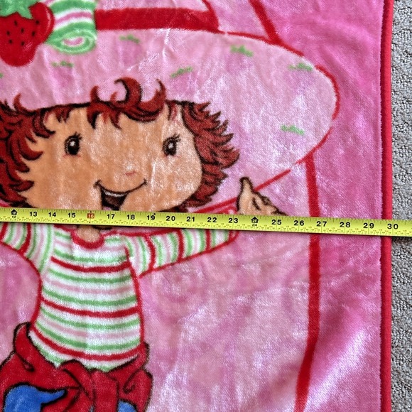 Vintage 00s Strawberry Shortcake Kids Pink Red Fleece Blanket 42"x30" 2005 - Picture 3 of 6